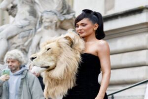 La nouvelle silhouette et la robe « tête de lion » de Kylie Jenneren flamment la toile.